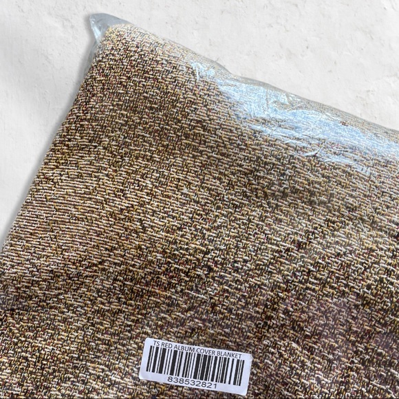 Taylor Swift Red (Taylor’s Version) album cover woven blanket BNWT - Picture 5 of 6